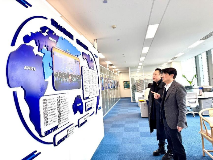 英国华人艺术家协会主席、牛津中国艺术研究院院长薛美辰先生到访世界会长大会组委会