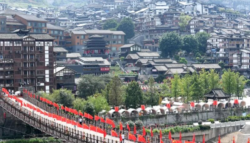仁怀市茅台镇茅台渡口铁索桥上，五星红旗迎风飘扬。陈勇 摄（影像贵州）_a.jpg
