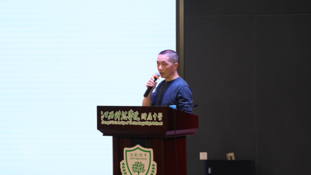 论坛第一阶段,学校邀请了知名亲子教育专家孙一鸣教授来校给全体