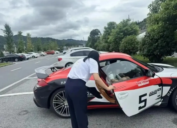 Teen Trapped in Locked Car for 2 Hours in 40°C Heat at Hunan Service Area