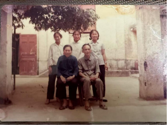 凌玉娣与丈夫曾煌、三个女儿合照