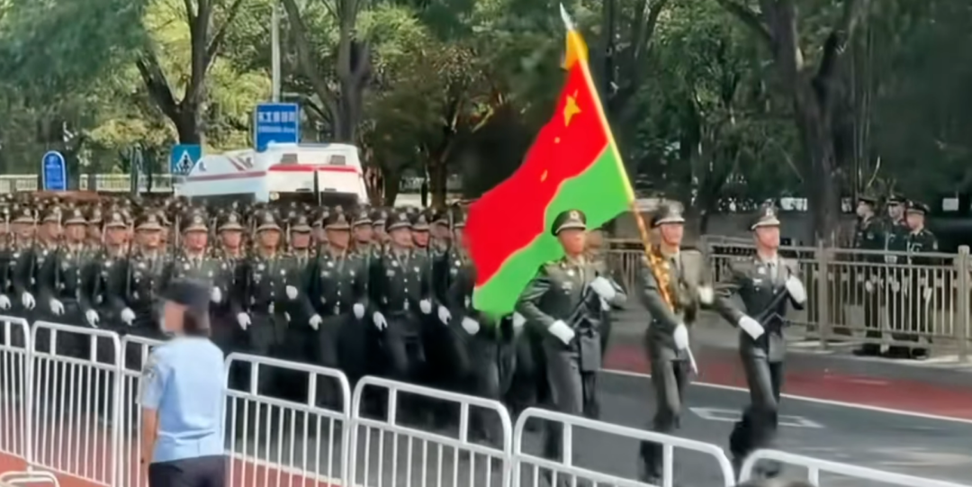 阅兵结束后受阅方队整齐退场宛若巨龙