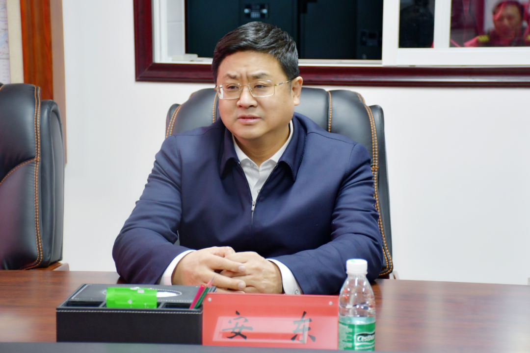 新春走基层大箐山县委书记安东看望慰问人武官兵