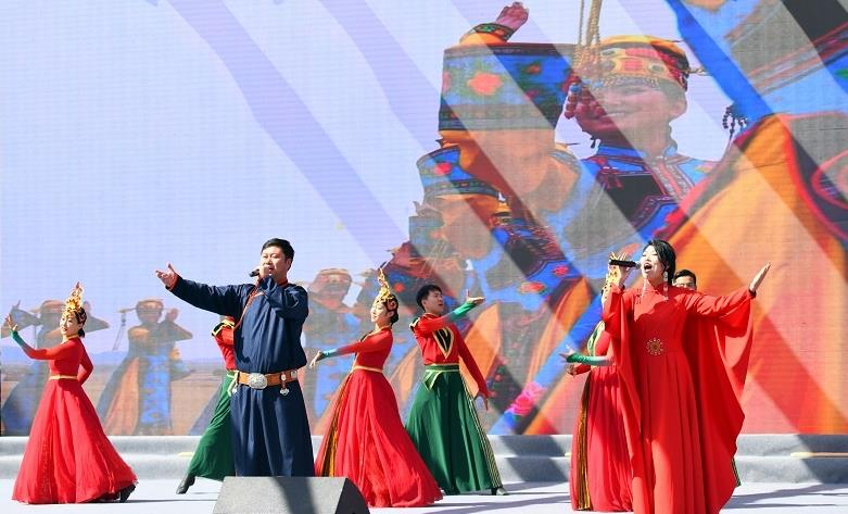 村歌嘹亮唱家乡！苏木山文艺小镇奏响乡村振兴文化强音 第7张