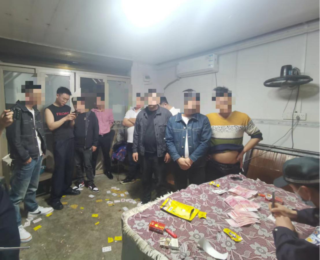 "推三公".....聚众赌博,8人被抓