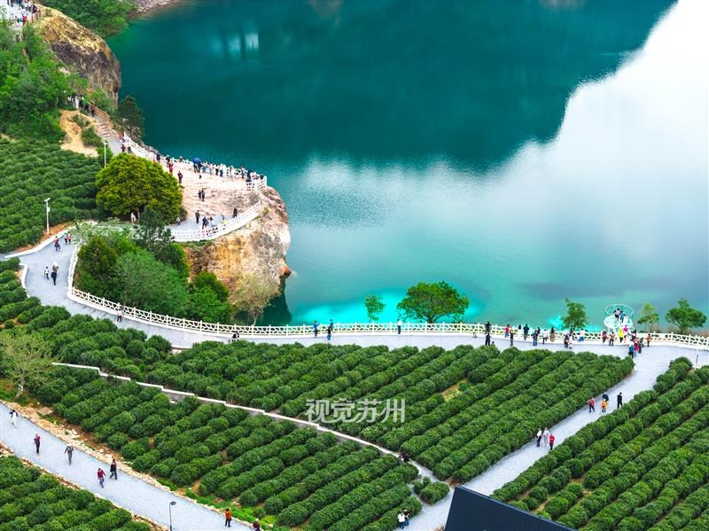 有着苏州“小九寨沟”之称的高新区大阳山翡翠湖碧波荡漾，青山如黛，不少市民到此漫步健身、休闲赏景，尽享惬意时光。