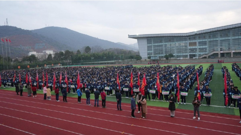 湖师大附中(黄石一中)校长助理王卫华主持了当天的春季开学典礼活动.