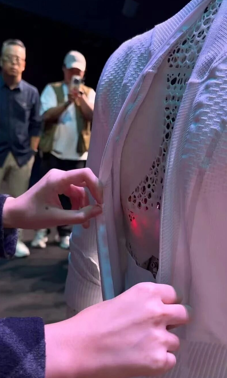 小鹏“女机器人”被怀疑是真人，何小鹏当场“扒衣验身”——AI女友真的要来了？