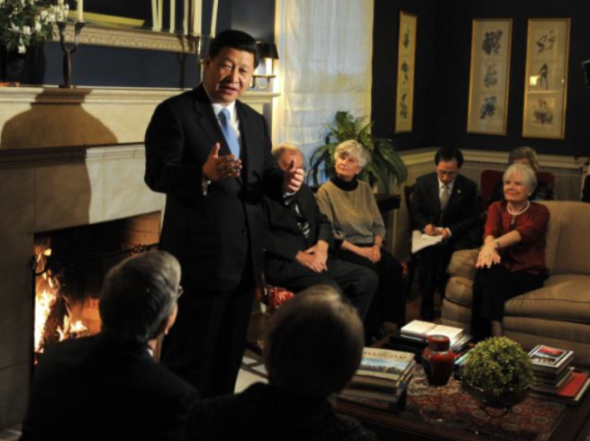 2012年2月15日，习近平在美国马斯卡廷与老朋友茶聚，在前艾奥瓦州友好省州委员会委员兰蒂夫人的家中回忆1985年访问该地时的情景。