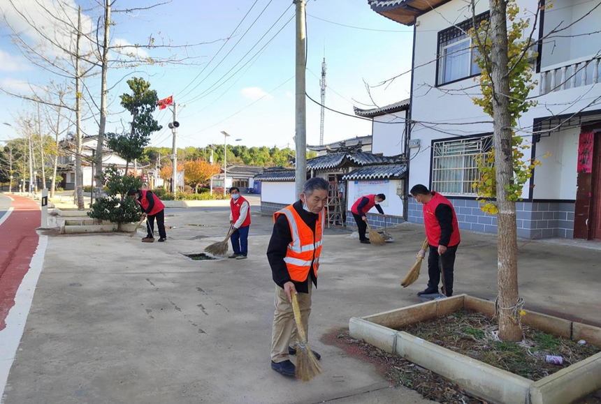 “五老”人员参与卫生清扫志愿服务活动.png