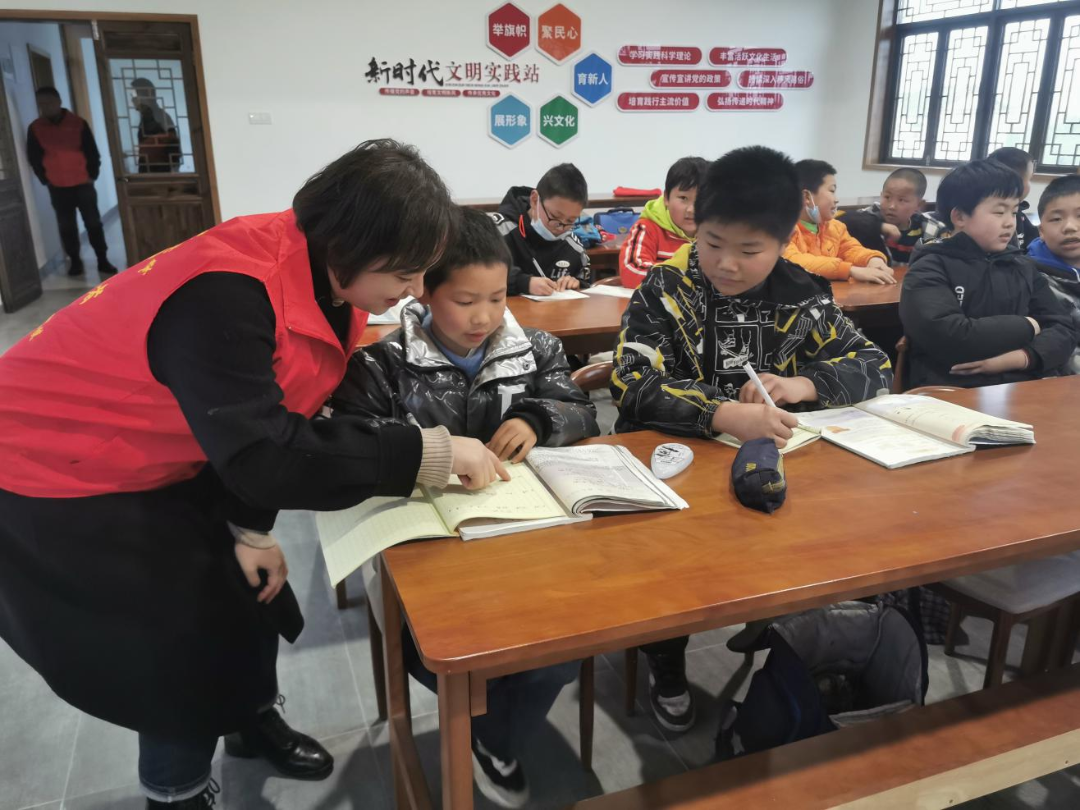 团山村四点半课堂，为孩童提供红色宣讲、作业辅导等志愿服务.png