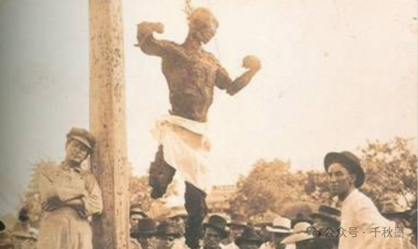 黑人少年的遗骸在广场悬挂当时一位目击者写道:"杰西·华盛顿被人用