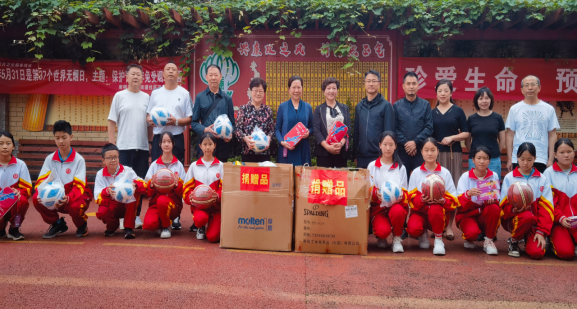 据悉,此次捐赠惠及绿苑中学1608名学生,四方河小学586