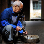 老一辈说：房子有人住“百年不倒”，没人住三年就塌，这是为何？