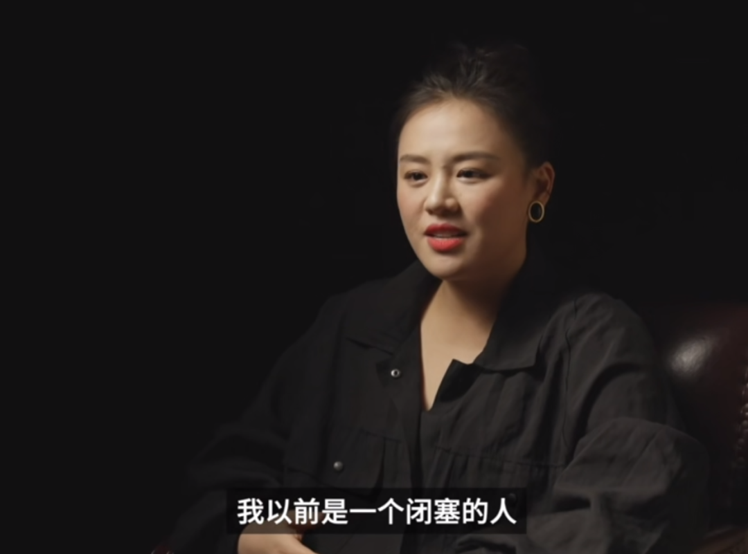 在《江照黎明》中,她饰演了一个特别接地气,人生失败的绝望主妇李晓楠