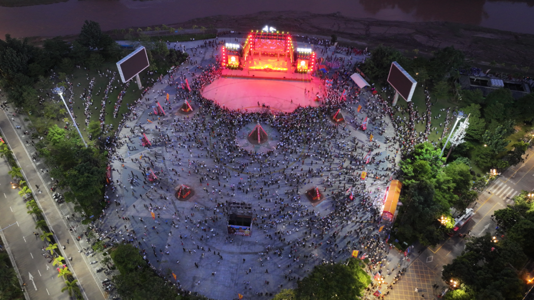 无量宝地笙歌燃情狂欢夜感受景谷彝族火把节独特魅力