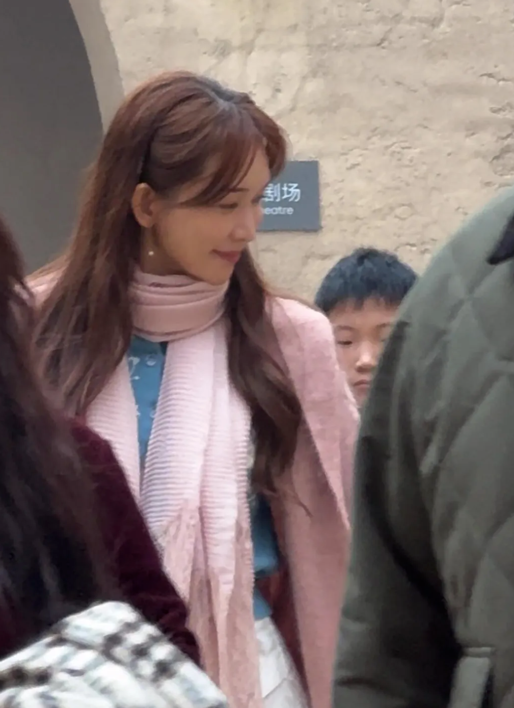 49岁林志玲携子回国，粉嫩装扮嫩回姐姐辈，儿子长相秀气完全随了她