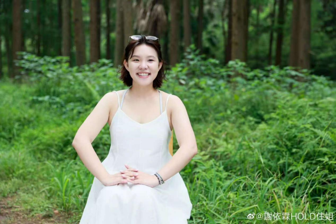 谢依霖自爆每天穿五双袜子,被嘲最惨“时代姐妹花”，其实谢依霖才是真正的强者