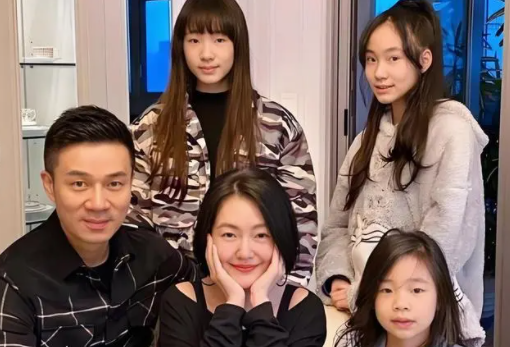 小S大女儿晒出海边美照，穿吊带背心身材比例绝了，不愧是台版金高银