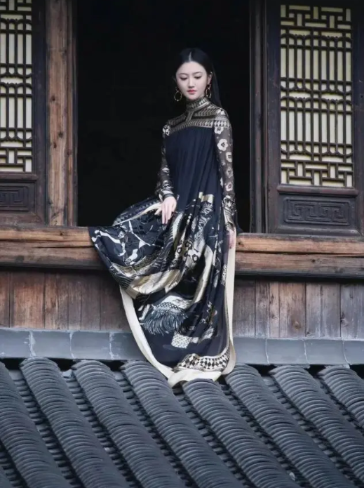 36岁景甜在机舱自拍，全素颜出镜美得自然，甜美比耶俏皮如26岁邻家妹