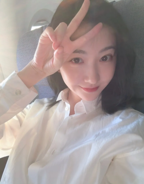 36岁景甜在机舱自拍，全素颜出镜美得自然，甜美比耶俏皮如26岁邻家妹