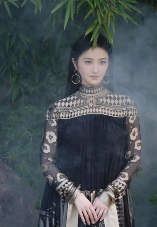 36岁景甜在机舱自拍，全素颜出镜美得自然，甜美比耶俏皮如26岁邻家妹