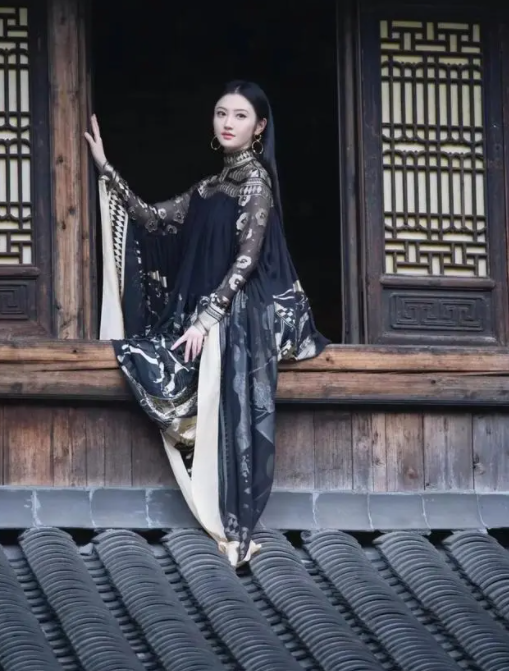 36岁景甜在机舱自拍，全素颜出镜美得自然，甜美比耶俏皮如26岁邻家妹