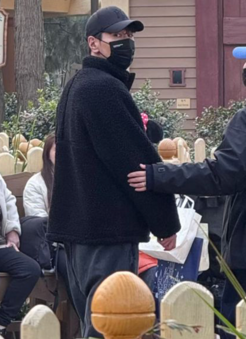 高圆圆一家三口出门游玩，戴口罩也难掩女神气质，夫妻俩挽手甜蜜如初恋