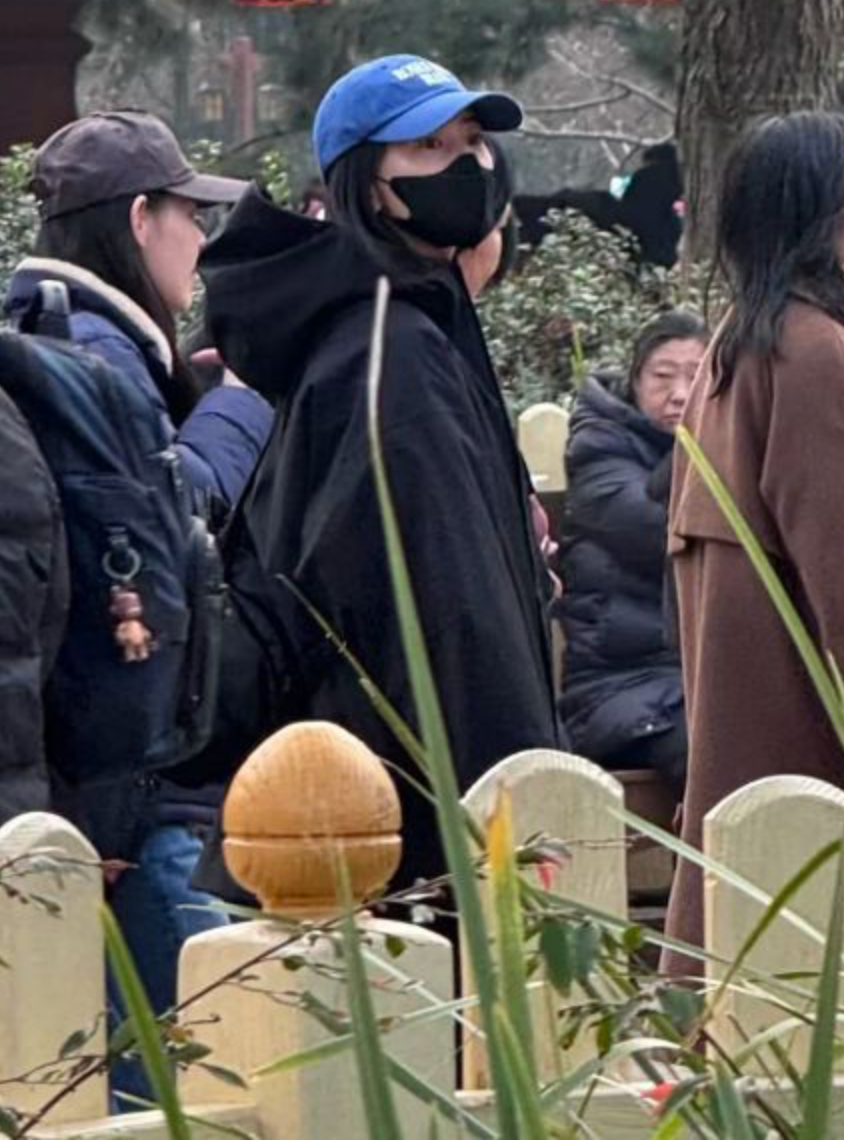 高圆圆一家三口出门游玩，戴口罩也难掩女神气质，夫妻俩挽手甜蜜如初恋