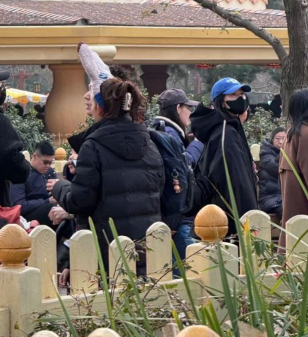 高圆圆一家三口出门游玩，戴口罩也难掩女神气质，夫妻俩挽手甜蜜如初恋