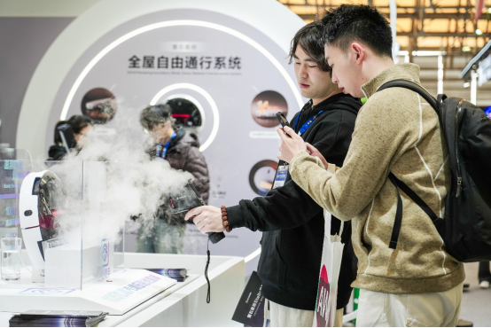 萤石Stella星辰系列AI蒸汽洗地机器人AWE首发