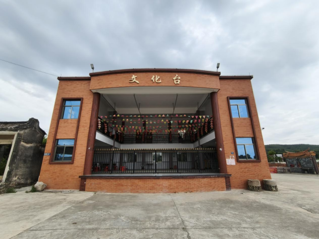 曲溪村文化广场上的文化戏台。