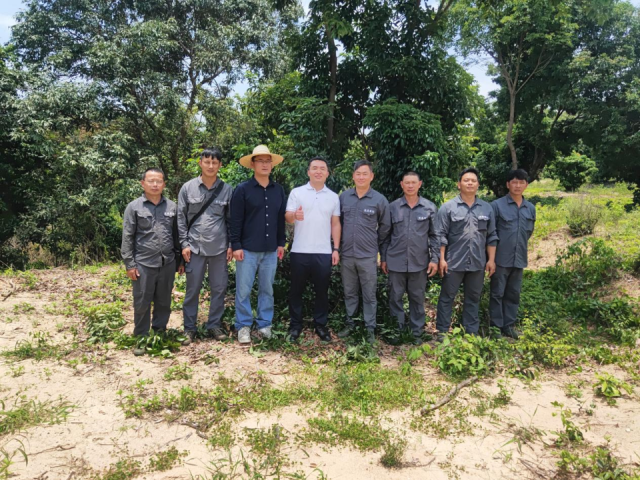 东莞壹浩农业科技公司到曲溪村进行荔枝嫁接和技术指导。