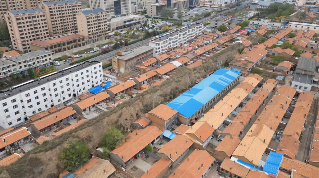 山西的左云最近也开始了古城墙的修缮准备了,这座城池的夯土墙保留了