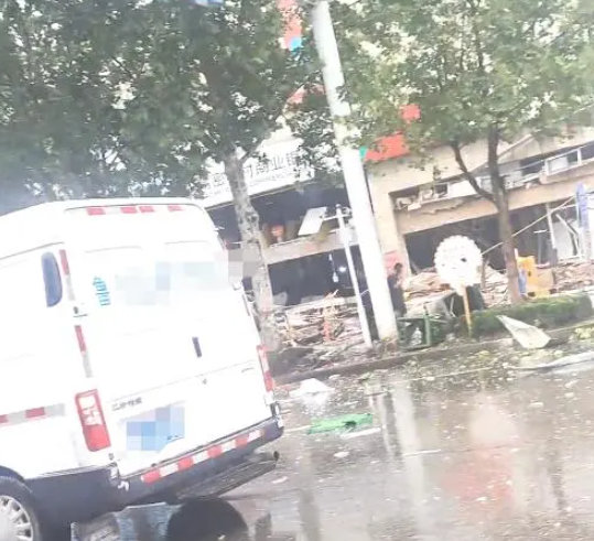 已致2死2伤！山东一沿街房突发燃气闪爆，相邻银行损毁严重，现场多人倒地...（视频/组图） - 8