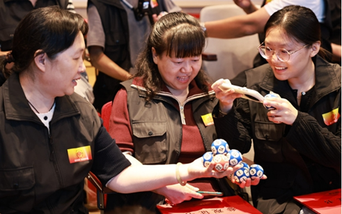 河北观摩团成员触摸退役摇奖用球