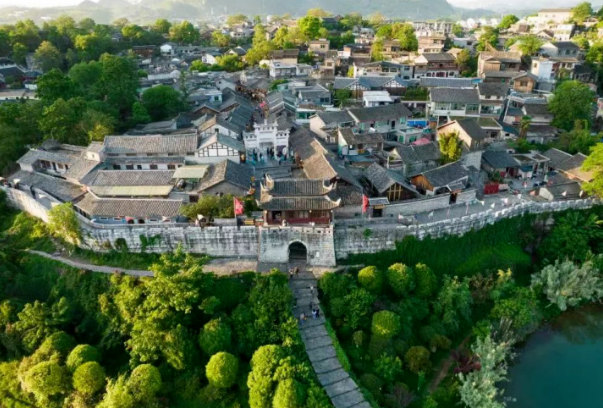 花溪区干字当头谋发展砥砺前行谱华章