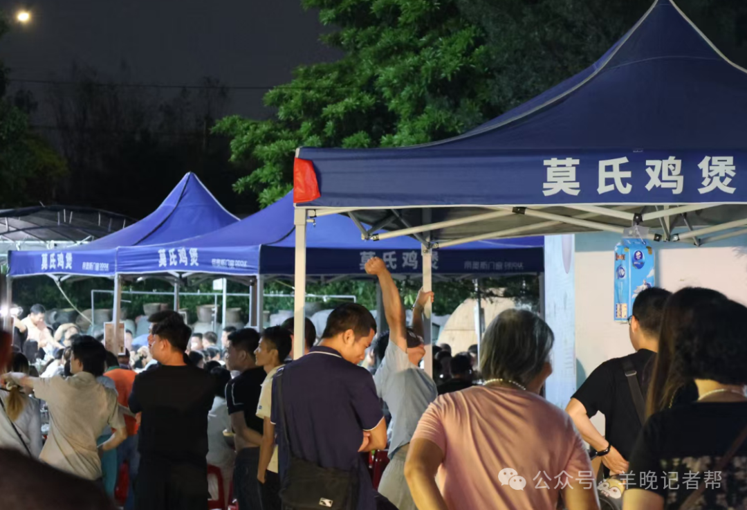 “莫氏鸡煲”附近，深夜依然热闹