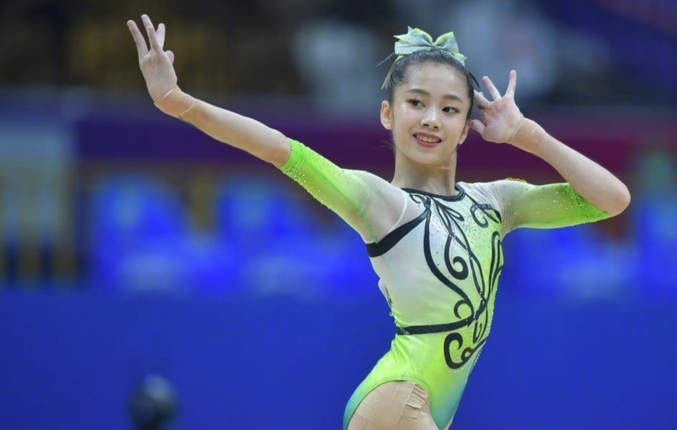 【美女】17岁体操界“佟丽娅”夺世界冠军！凭1秒美貌刷爆朋友圈，网友：甜到我心都化了（组图） - 6