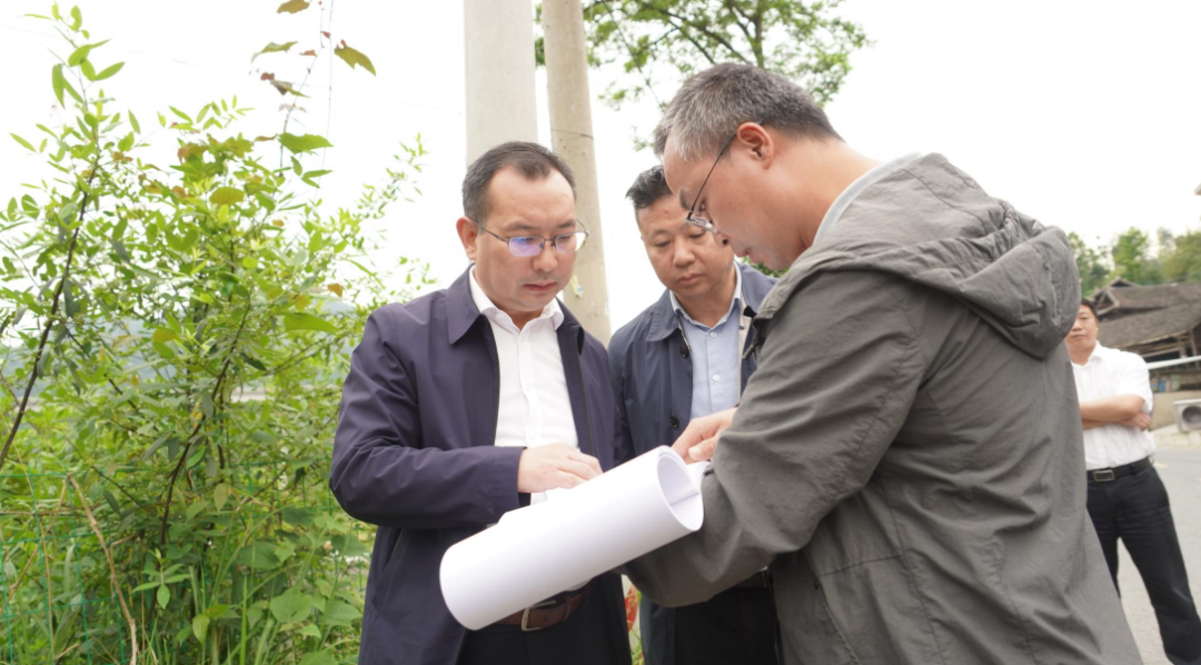 曾奕辉先后深入杨柳塘村,双星村,详细了解村支两委