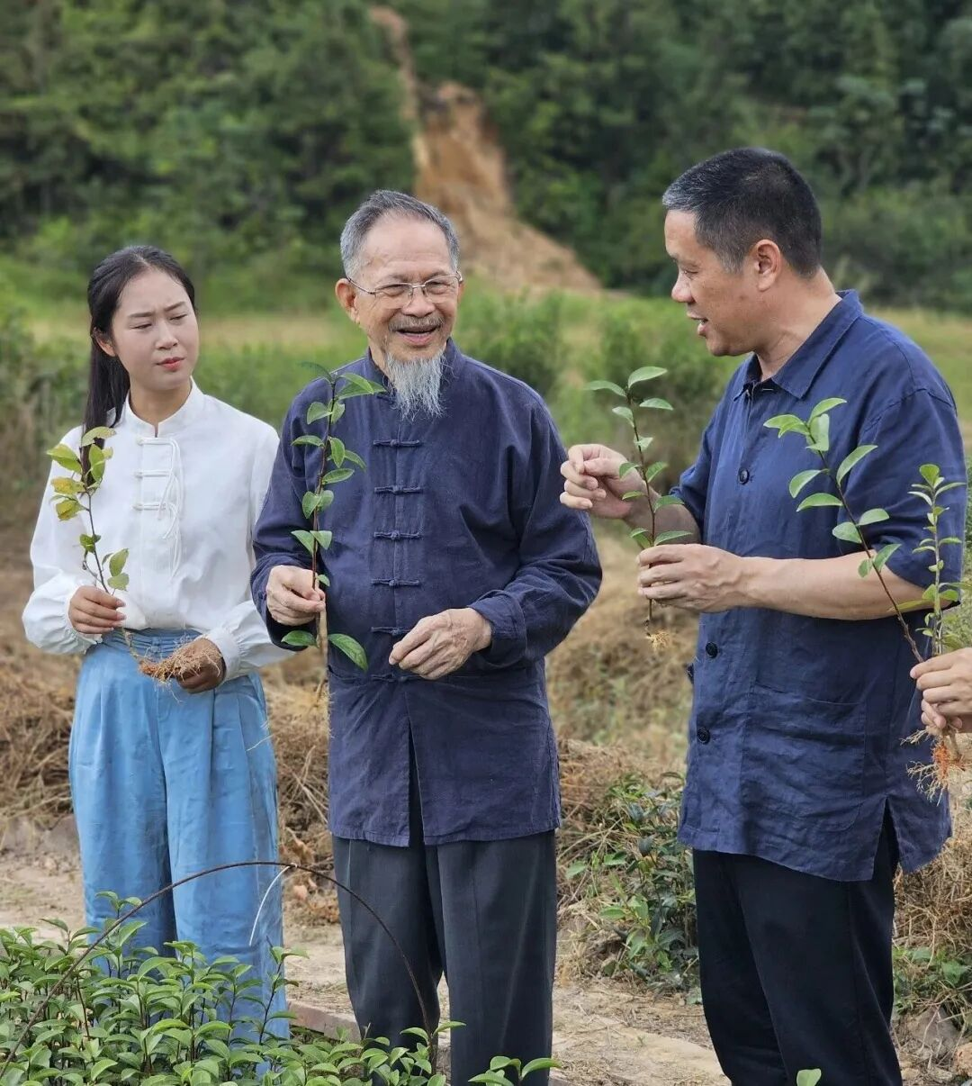 陈炯昌和农户交流