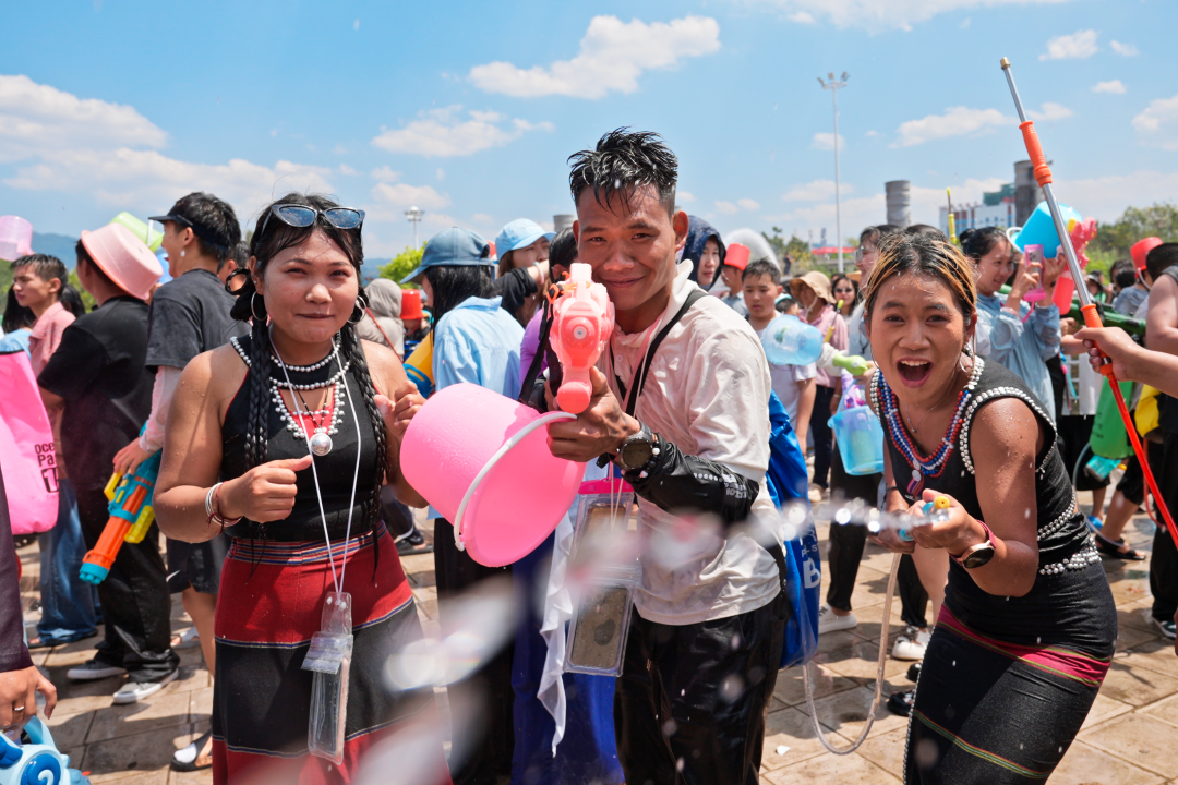 图片说明：市民游客欢度泼水节 （2026年4月12日 牟真贵摄）.png