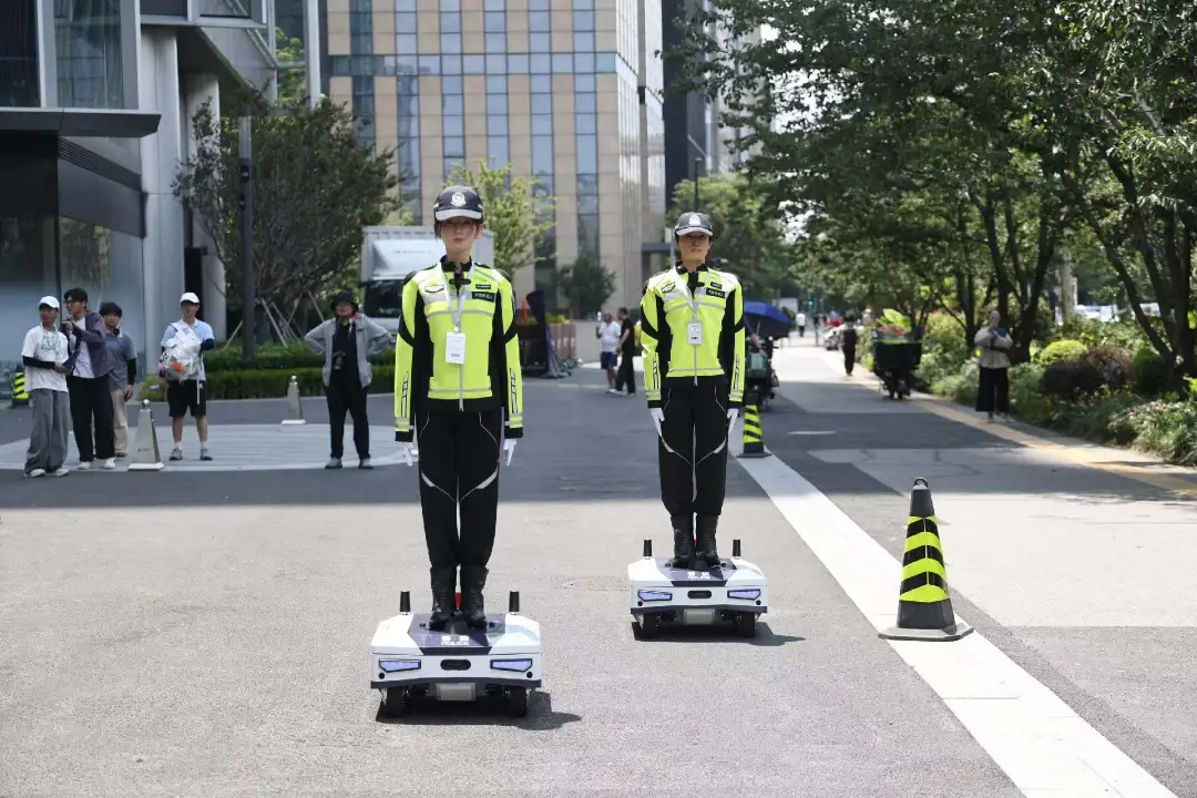 Shanghai Robot Cops ： AI Traffic Management with English Voice Alerts