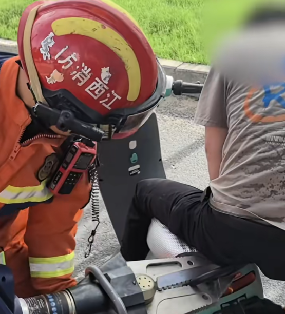 Jiangxi Shared Bike Accident ： Seat Pierces Rider, Firefighters Rescue