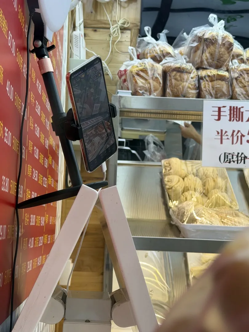China Livestreams in Restaurants ： Your Face Broadcast Without Consent