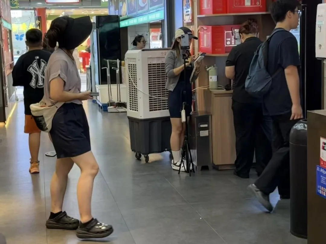 China Livestreams in Restaurants ： Your Face Broadcast Without Consent