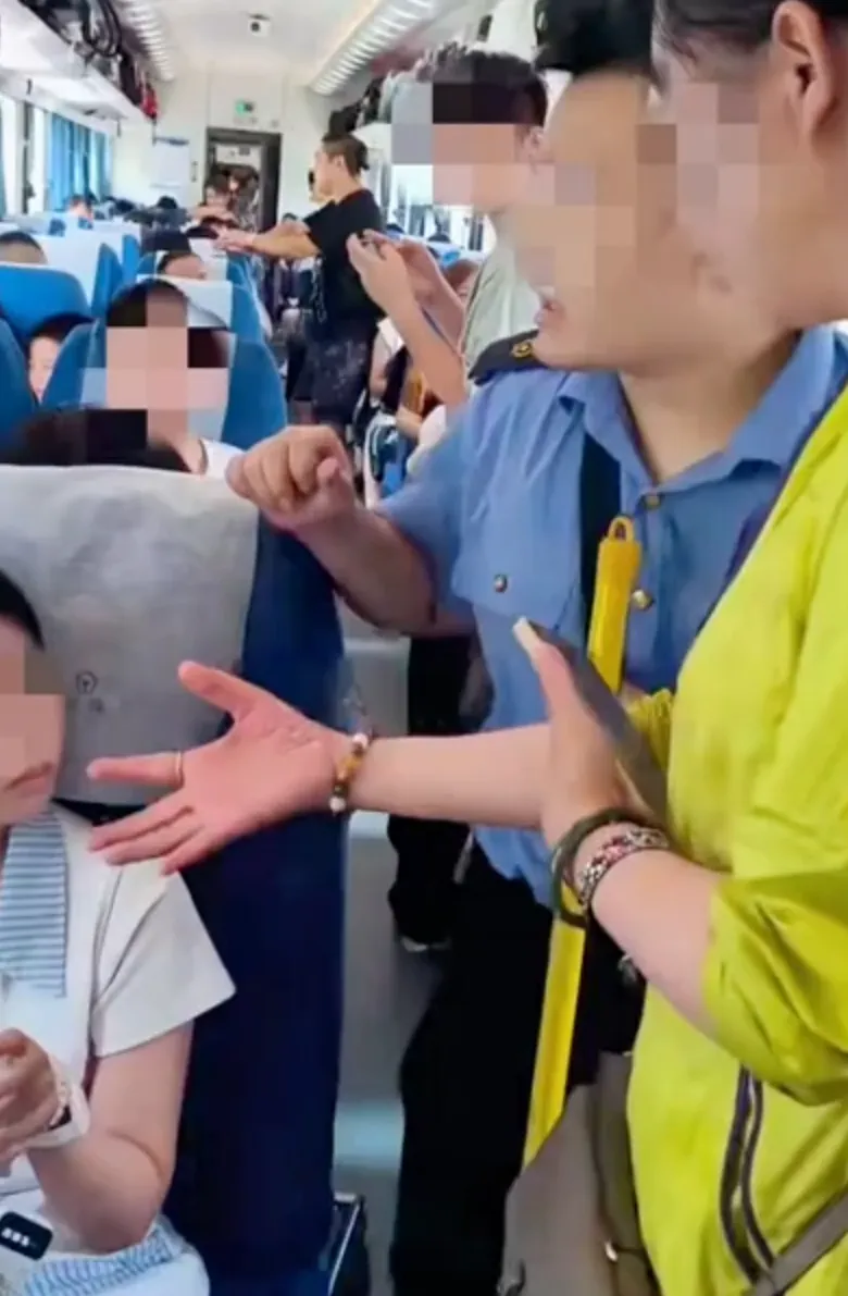 Train Seat for Bags ： 2 Girls Refuse Standing Passenger (2026)