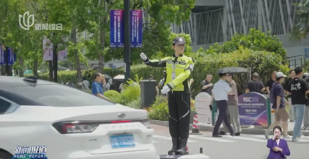 Shanghai Robot Cops ： AI Traffic Management with English Voice Alerts