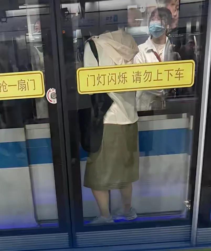 Shanghai Metro Safety ： Woman Trapped Between Train and Platform Doors
