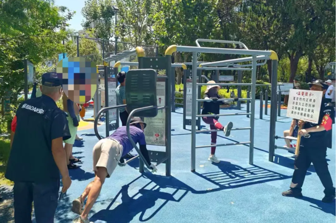 Shanghai's Shirtless Park Debate ： Freedom or Public Nuisance?